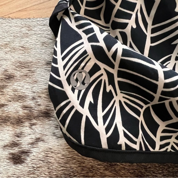 LULULEMON Speed Up Shorts‎ 3” In Pretty Palm Black Angel Wing Black Size 6 - Picture 5 of 10